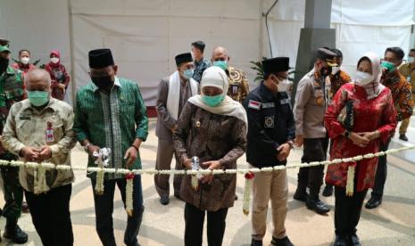 Gubernur Jawa Timur (Jatim) Khofifah Indar Parawansa meresmikan Gedung UPT Pelatihan Koperasi dan UKM Jatim (Latkop UKM) di Perum Bulan Terang Utama, Jalan Raya Ki Ageng Gribig, Madyopuro, Kedungkandang, Kota Malang, Selasa (30/3).