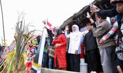 Gubernur Jawa Timur Khofifah Indar Parawansa dan Bupati Banyuwangi Abdullah Azwar Anas menghadiri tradisi Petik Laut di Dusun Pancer, Desa Sumberagung Kecamatan Pesanggaran, Ahad (8/9).