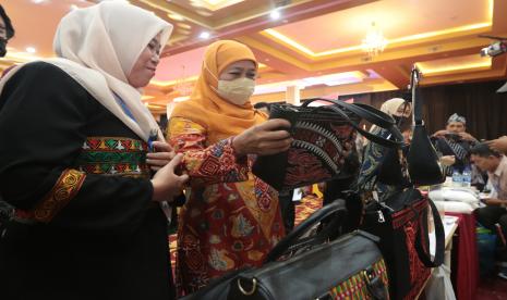 Gubernur Jawa Timur Khofifah Indar Parawansa (dua kiri) melihat tas hasil kerajinan UMKM bordir motif kerawang gayo seusai membuka misi dagang dan investasi Pemerintah provinsi (Pemprov) Jawa Timur dengan Pemprov Aceh di Banda Aceh, Aceh, Selasa (25/10/2022). Misi dagang dan investasi yang digagas Pemprov Jawa Timur sejak kepemimpinan Khofifah - Emil sebagai upaya meningkatkan kerjasama dan jejaring konektivitas antara dua daerah yang saling menguntungkan dengan mempertemukan instansi pemerintah, BUMD serta para pengusaha dari tingkat UMKM hingga Industri besar yang terikat dengan penandatanganan Perjanjian Kerja Sama (PKS). 