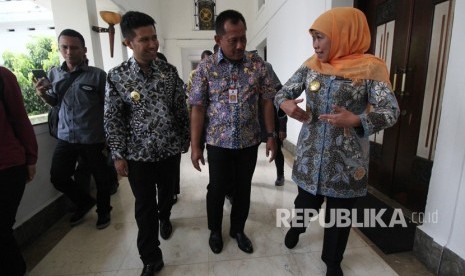 Gubernur Jawa Timur Khofifah Indar Parawansa (kanan) berbincang dengan Wakil Gubernur Jawa Timur Emil Elestianto Dardak (kedua kiri) dan Sekretaris Daerah Provinsi Jawa Timur Heru Tjahjono (kedua kanan)