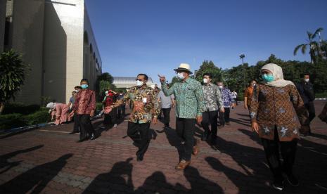 Gubernur Jawa Timur Khofifah Indar Parawansa (kanan) berbincang dengan Gubernur Jawa Barat Ridwan Kamil (kedua kanan) saat berkunjung ke Islamic Center di Surabaya, Jawa Timur, Sabtu (29/5/2021). Kunjungan Gubernur Jawa Barat Ridwan Kamil tersebut untuk melihat secara langsung kondisi Islamic Center yang rencananya akan dibangunkan masjid dengan arsitektur yang lebih baik.