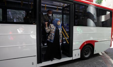 Gubernur Jawa Timur Khofifah Indar Parawansa saat ujicoba bus listrik E-Inobus di Kota Surabaya, Jawa Timur, Rabu (14/9/2022).