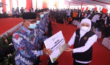 Gubernur Jawa Timur Khofifah Indar Parawansa (kanan) memberikan bantuan kepada pengojek daring di Jember, Jawa Timur, Ahad (18/9/2022). Pemprov Jawa Timur menyiapkan anggaran Rp257 miliar untuk bantuan kepada penyandang disabilitas dan UMKM serta pembebasan pajak kendaraan bagi angkot dan ojek daring yang terdampak kenaikan harga BBM dan inflasi. 