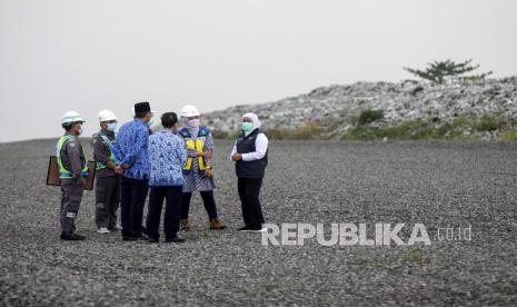 Gubernur Jawa Timur Khofifah Indar Parawansa (kanan) meninjau Tempat Pembuangan Akhir (TPA) di Jabon, Sidoarjo, Jawa Timur, Rabu (17/3/2021). Kementerian PUPR bekerja sama dengan pemerintah Jerman mengembangkan teknologi pada Tempat Pembuangan Akhir (TPA) dari menggunakan sistem penimbunan sampah terbuka menjadi sistem 