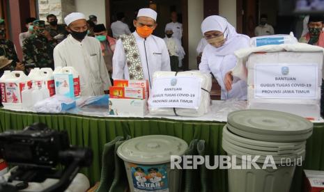 Gubernur Jawa Timur Khofifah Indar Parawansa (kanan) secara simbolis menyerahkan bantuan sejumlah alat kesehatan kepada pengasuh Pondok Pesantren Lirboyo di Kota Kediri, Jawa Timur, Sabtu (6/6/2020). Pesantren Lirboyo yang memiliki kurang lebih 28 ribu santri tersebut dicanangkan sebagai pesantren tangguh menghadapi pandemi COVID-19 melalui penerapan protokol kesehatan pada era normal baru. 