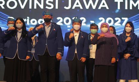 Gubernur Jawa Timur Khofifah Indar Parawansa (kedua kanan) berfoto dengan Ketua Umum Partai Demokrat Agus Harimurti Yudhoyono (AHY) (kedua kiri) dan isteri Annisa Pohan (kiri) serta Ketua DPD Demokrat Jawa Timur yang sekaligus Wakil Gubernur Jawa Timur Emil Elestianto Dardak (tengah) dan isteri Arumi Bachsin (kanan) saat menghadiri pelatikan pengurus DPD Partai Demokrat Jawa Timur di Surabaya, Jawa Timur, Jumat (22/4/2022). Pengukuhan dan pelantikan DPD Partai Demokrat Jawa Timur sebagai salah satu upaya partai berlambang bintang mecy tersebut dalam penguatan politik menjelang Pemilihan Umum 2024. 