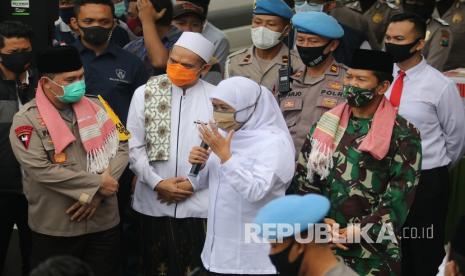 Gubernur Jawa Timur Khofifah Indar Parawansa (kedua kanan) bersama Kapolda Jawa Timur Irjen Pol Muhammad Fadil Imran (kiri) dan Pangdam V Brawijaya Mayjen TNI Widodo Iryansyah (kanan) menjawab pertanyaan wartawan saat kegiatan pencanangan Pesantren Tangguh di Pondok Pesantren Lirboyo, Kota Kediri, Jawa Timur, Sabtu (6/6/2020). Pesantren Lirboyo yang memiliki kurang lebih 28 ribu santri tersebut dicanangkan sebagai pesantren tangguh menghadapi pandemi COVID-19 melalui penerapan protokol kesehatan pada era normal baru.