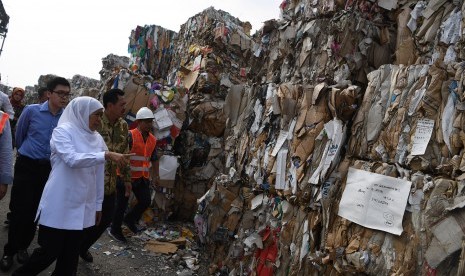 Gubernur Jawa Timur Khofifah Indar Parawansa (kedua kiri) mengamati tumpukan sampah kertas yang diimpor oleh sebuah perusahaan pabrik kertas sebagai bahan baku kertas di Mojokerto, Jawa Timur, Rabu (19/6/2019).