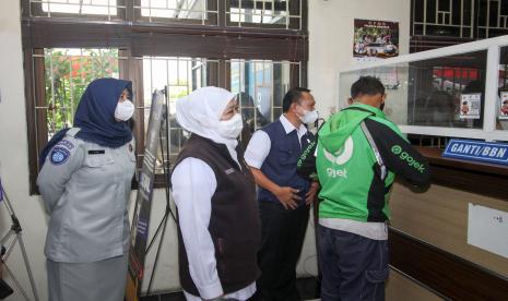 Gubernur Jawa Timur Khofifah Indar Parawansa (kedua kiri) meninjau proses pembebasan pajak kendaraan angkot dan ojek daring di Kantor Samsat Bersama Sidoarjo, Jawa Timur. 