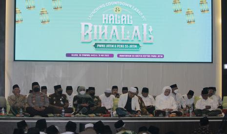 Gubernur Jawa Timur Khofifah Indar Parawansa (keenam kiri), Rais Aam PBNU KH Miftachul Akhyar (tengah), Rais Syuriah PWNU Jawa Timur KH Anwar Manshur (kelima kanan), Kapolda Jawa Timur Irjen Pol Nico Afinta (kedua kiri) serta jajaran fokopimda Jatim dan pengurus PWNU Jatim menghadiri Peluncuran Hitung Mundur Satu Abad NU dan Halal Bihalal di Surabaya, Jawa Timur, Selasa (31/5/2022).