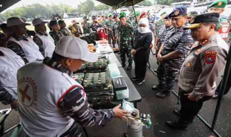 Gubernur Jawa Timur Khofifah Indar Parawansa (ketiga kanan)meninjau perlengkapan penyelamatan saat Apel Kesiapsiagaan Penanggulangan Bencana Alam di Lapangan Kodam V Brawijaya, Surabaya, Kamis (20/10/2022). Apel gabungan tersebut guna menyiagakan para personel serta peralatan penunjang untuk menghadapi potensi bencana alam saat cuaca ekstrem di wilayah Jawa Timur. 