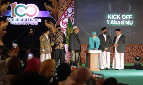 Gubernur Jawa Timur Khofifah Indar Parawansa (ketiga kanan) menekan tombol disaksikan Wali Kota Surabaya Eri Cahyadi (kedua kiri), Ketua PWNU Jawa Timur KH Marzuki Mustamar (kanan), Wakil Rais Syuriah PWNU Jatim KH Agoes Ai Masyhuri (ketiga kiri), Ketua MUI Jatim KH Moh Hasan Mutawakkil Alallah (kedua kanan) serta Ketua Panitia Harlah Satu Abad NU KH Abdussalam Shohib (kiri) saat Kick Off Satu Abad Nahdlatul Ulama (NU) di Surabaya, Jawa Timur, Kamis (28/7/2022). Kick Off Satu Abad NU yang diisi dengan berbagai acara seperti Tugu Pahlawan Fashion Night, kesenian Ishari, pembacaan puisi dan kesenian lainnya tersebut mengusung tema Harmoni, Kkolaborasi dan Inovasi.