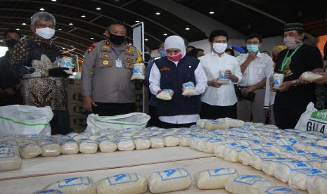 Gubernur Jawa Timur Khofifah Indar Parawansa (ketiga kiri), Wakil Gubernur Jatim Emil Elestianto Dardak (ketiga kanan) dan Kapolda Jawa Timur Irjen Pol Luki Hermawan (kedua kiri) meninjau tempat penjualan gula saat peluncuran Lumbung Pangan Jawa Timur di JX International, Surabaya, Jawa Timur, Selasa (21/4/2020). Lumbung Pangan Jawa Timur tersebut menjual kebutuhan sembako dengan harga murah yang bisa didapatkan oleh masyarakat terdampak COVID-19, baik datang secara langsung maupun melalui pemesanan secara daring dengan bebas biaya ongkos kirim.