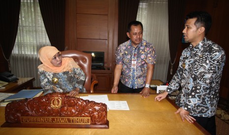 Gubernur Jawa Timur Khofifah Indar Parawansa (kiri) berbincang dengan Wakil Gubernur Jawa Timur Emil Elestianto Dardak (kanan) dan Sekretaris Daerah Provinsi Jawa Timur Heru Tjahjono (tengah) 