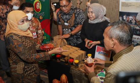 Gubernur Jawa Timur Khofifah Indar Parawansa (kiri) berbincang dengan pelaku UMKM ketika mengunjungi stan pameran produk UMKM pada East Java Export Festival 2022 di Surabaya, Jawa Timur, Selasa (1/11/2022). Kegiatan tersebut diisi dengan pameran UMKM, peresmian desa devisa, dan pelepasan produk ekspor ke negara Belanda, Korea Selatan, dan Jepang guna meningkatkan neraca perdagangan Jawa Timur. 