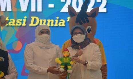 Gubernur Jawa Timur Khofifah Indar Parawansa (kiri) bersama Wakil Bupati Lumajang Indah Amperawati (kanan) memperlihatkan Maskot Pekan Olahraga Provinsi (Porprov) VII Jawa Timur 2022 Cak Beki saat peluncuran di Pendopo Kabupaten Jember, Jawa Timur, Selasa (14/6/2022). Gubernur Jawa Timur meluncurkan Maskot Porprov VII, yaitu maskot Porprov Jawa Timur Cak Beki, Si Jura maskot dari Jember, Si Rancak dari Lumajang, Si Ulung dari Bondowoso dan Si Babal dari Situbondo. 