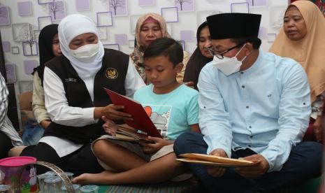 Gubernur Jawa Timur, Khofifah Indar Parawansa (kiri) didampingi Wali Kota Malang, Sutiadji (kanan) menyerahkan bantuan kepada seorang anak yang kedua orang tuanya meninggal akibat kerusuhan suporter Arema, di Jalan Bareng Raya 2 G, RT 14 RW 8, Kota Malang, Jawa Timur, Ahad (2/10/2022). Pemerintah Provinsi Jawa Timur menyatakan tengah fokus untuk memberikan penanganan kepada para korban kerusuhan di Stadion Kanjuruhan, Malang, serta memberikan santunan kepada korban meninggal sebesar Rp10 juta, sedangkan yang luka dan dirawat sebesar Rp5 juta. 