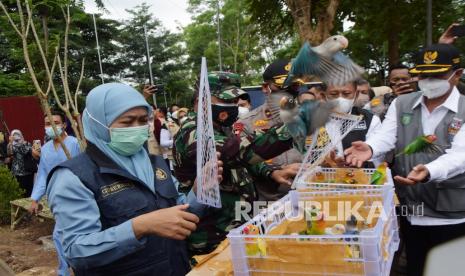 Gubernur Jawa Timur Khofifah Indar Parawansa (kiri) melepas burung saat peresmian Rumah Sakit Lapangan Joglo Dungus di Kabupaten Madiun, Jawa Timur, Rabu (3/2/2021). Rumah sakit berkapasitas 150 tempat tidur tersebut akan dipergunakan untuk penangangan pasien COVID-19 dari Madiun dan sekitar. 