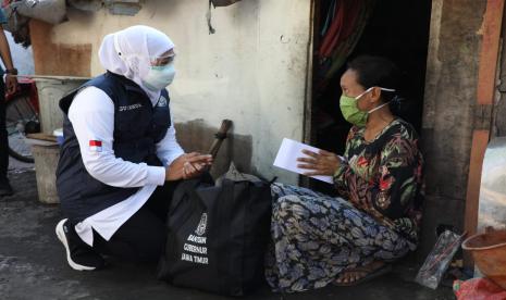 Gubernur Jawa Timur Khofifah Indar Parawansa (kiri). Pencapaian tinggi kembali diwujudkan Provinsi Jawa Timur di bawah kepemimpinan Khofifah. Kali ini, keberhasilan itu dibuktikan melalui penurunan angka kemiskinan tertinggi secara nasional.