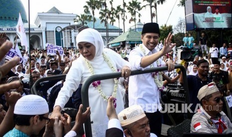 Gubernur Jawa Timur Khofifah Indar Parawansa (kiri), Wakil Gubernur Jawa Timur Emil Dardak (kanan) tiba di Masjid Al Akbar Surabaya, Jawa Timur, Kamis (14/2/2019). 