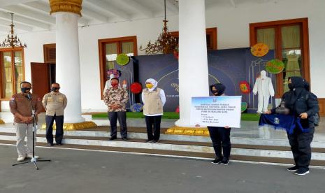  Gubernur Jawa Timur, Khofifah Indar Parawansa, memberangkatkan bantuan bahan kebutuhan pokok untuk keperluan dapur umum di Malang Raya, di Gedung Negara Grahadi, Surabaya, Jumat (15/5).