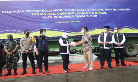 Gubernur Jawa Timur Khofifah Indar Parawansa mengaku bangga Provinsi Jawa Timur bisa turut berkontribusi dalam gelaran Piala Dunia 2022 di Qatar.