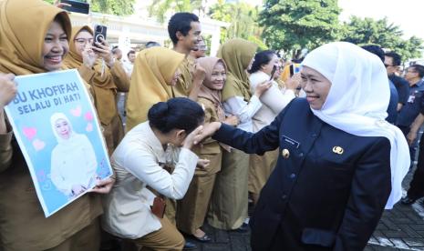 Gubernur Jawa Timur Khofifah Indar Parawansa menggelar apel terakhir bersama ASN di lingkungan sekretariat daerah provinsi Jawa Timur di Jalan Pahlawan Nomor 110 Surabaya, Senin (12/2/2024).   Sebagaimana diketahui, hari ini menjadi hari terakhir Gubernur Khofifah menjabat sebagai Gubernur Jawa Timur bersama Wakil Gubernur Emil Elestianto Dardak untuk Periode Pertama.