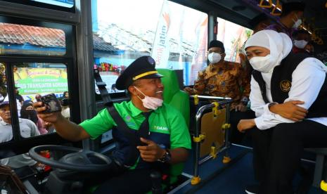 Gubernur Jawa Timur Khofifah Indar Parawansa menggratiskan tarif Bus Trans Jatim pada HUT Provinsi Jawa Timur ke-77 yang jatuh pada Rabu (12/10/2022). Khofifah menjelaskan, pembebasan tarif yang diberikan selama satu hari penuh ini merupakan kado bagi warga Jatim melengkapi berbagai macam program dan layanan dalam rangka HUT Jatim ke-77.