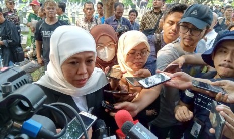 Gubernur Jawa Timur Khofifah Indar Parawansa menghadiri proses pemakaman istri dari Presiden ke-6 Republik Indonesia, Kristiani Herawati Yudhoyono atau Ani Yudhoyono di TMP Kalibata, Jakarta Selatan, Ahad (2/6).