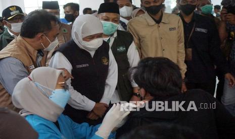 Gubernur Jawa Timur Khofifah Indar Parawansa meninjau kegiatan vaksinasi COVID-19 yang digelar Ikatan Sarjana Nahdlatu Ulama (ISNU) di Universitas Islam Negeri Sayyid Ali Rahmatullah Tulungagung (UIN SATU), Tulungagung, Jawa Timur, Sabtu (18/9/2021). Gubernur berharap keterlibatan kampus/perguruan tinggi serta multipihak lain dalam penyelenggaraan vaksinasi OVID-19 akan mempercepat terbentuknya kekebalan komunal atau herd immunity. 