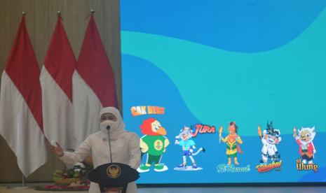 Gubernur Jawa Timur Khofifah Indar Parawansa menyampaikan sambutan saat peluncuran Maskot Pekan Olahraga Provinsi (Porprov) VII Jawa Timur 2022 di Pendopo Kabupaten Jember, Jawa Timur, Selasa (14/6/2022). Gubernur Jawa Timur meluncurkan Maskot Porprov VII, yaitu maskot Porprov Jawa Timur Cak Beki, Si Jura maskot dari Jember, Si Rancak dari Lumajang, Si Ulung dari Bondowoso dan Si Babal dari Situbondo. 