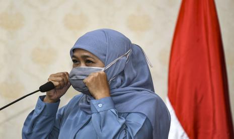 Gubernur Jawa Timur Khofifah Indar Parawansa merapikan masker di wajahnya disela-sela menyerahkan bantuan pada perwakilan warga Jawa Timur di Jakarta, Sabtu (22/8/2020). Pemerintah Provinsi Jawa Timur memberikan bantuan sembako tahap kedua dan ketiga kepada dua ribu warga Jawa Timur yang tinggal di wilayah Jabodetabek yang terdampak pandemi COVID-19. 