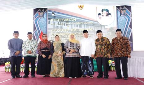 Gubernur Jawa Timur Khofifah Indar Parawansa meresmikan Madrasah Tsanawiyah (MTs) Sains Salahuddin Wahid Pesantren Tebuireng Putri Kesamben, Kabupaten Jombang, Jatim, Minggu (19/11/2023). 