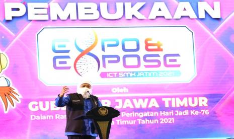 Gubernur Jawa Timur Khofifah Indar Parawansa saat membuka Pameran Expo dan Expose ICT SMK Jatim Tahun 2021 di SMK Negeri 1 Singosari Malang.