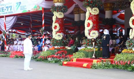 Gubernur Jawa Timur Khofifah Indar Parawansa saat memimpin upacara perayaan HUT ke-77 Jatim di Gedung Negara Grahadi, Surabaya, Rabu (12/10/2022).