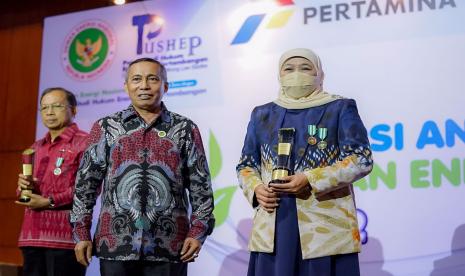 Gubernur Jawa Timur Khofifah Indar Parawansa saat menerima penghargaan pada Resepsi Anugerah Dewan Energi Nasional Tahun 2022 di Auditorium Binakarna Hotel Bidakara Jakarta, Jumat (21/10/2022) malam.