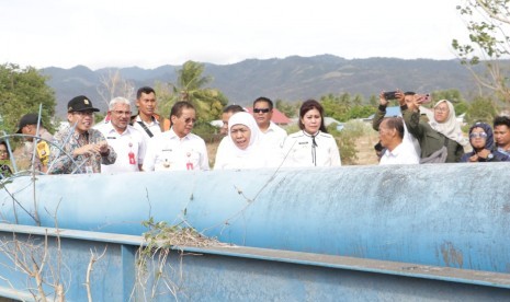 Gubernur Jawa Timur Khofifah Indar Parawansa saat meninjau progres pembangunan jaringan pipa air bersih di Kabupaten Sigi, Sulawesi Tengah.