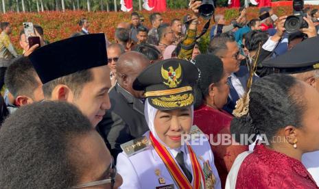 Gubernur Jawa Timur Khofifah Indar Parawansa saat prosesi pelantikan di Monas, Kamis (20/2/2025).