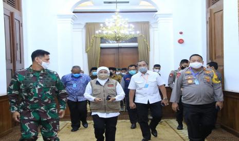 Gubernur Jawa Timur, Khofifah Indar Parawansa seusai rapat final PSBB di Gedung Negara Grahadi Surabaya, Kamis (23/4) jelang tengah malam. Khofifah menyerahkan secara resmi Peraturan Gubernur Jawa Timur Nomor 18 Tahun 2020 tentang Pedoman PSBB Dalam Penanganan Covid-19 di Provinsi Jawa Timur, serta Surat Keputusan Gubernur kepada Wakil Bupati Gresik, Mohammad Qosim, Plt. Bupati Sidoarjo, Nur Ahmad Syaifuddin, serta Sekda Kota Surabaya, Hendro Gunawan yang mewakili Walikota Surabaya. 