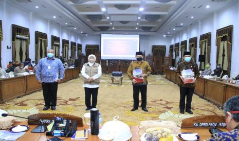 Gubernur Jawa Timur, Khofifah Indar Parawansa seusai rapat final PSBB di Gedung Negara Grahadi Surabaya, Kamis (23/4) jelang tengah malam. Khofifah menyerahkan secara resmi Peraturan Gubernur Jawa Timur Nomor 18 Tahun 2020 tentang Pedoman PSBB Dalam Penanganan Covid-19 di Provinsi Jawa Timur, serta Surat Keputusan Gubernur kepada Wakil Bupati Gresik, Mohammad Qosim, Plt. Bupati Sidoarjo, Nur Ahmad Syaifuddin, serta Sekda Kota Surabaya, Hendro Gunawan yang mewakili Walikota Surabaya. 