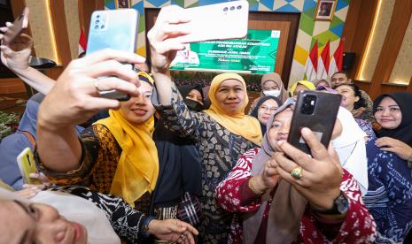 Gubernur Jawa Timur Khofifah Indar Parawansa (tengah) berbicara tentang satu abad NU. 