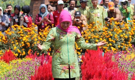 Gubernur Jawa Timur Khofifah Indar Parawansa (tengah)