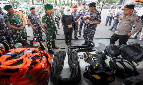 Gubernur Jawa Timur Khofifah Indar Parawansa (tengah) bersama Pangkoarmada II Laksamana Muda TNI T.N.S.B Hutabarat (kedua kanan), Pangdam V Brawijaya Mayjend TNI Nurchahyanto (ketiga kiri), dan Kapolda Jatim Irjen Pol Toni Harmanto (kanan) meninjau perlengkapan keselamatan saat Apel Kesiapsiagaan Penanggulangan Bencana Alam di Lapangan Kodam V Brawijaya, Surabaya, Kamis (20/10/2022). Apel gabungan tersebut guna menyiagakan para personel serta peralatan penunjang untuk menghadapi potensi bencana alam saat cuaca ekstrem di wilayah Jawa Timur. 