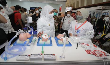 Gubernur Jawa Timur Khofifah Indar Parawansa (tengah) melihat produk-produk inovasi alat kesehatan saat membuka Surabaya Hospital Expo XVI di Surabaya, Jawa Timur, Rabu (8/6/2022). Pameran yang berlangsung hingga 10 Juni 2022 tersebut menampilkan berbagai inovasi dari produsen alat kesehatan yang diharapkan dapat mendorong konten lokal untuk alat-alat kesehatan di rumah sakit di Indonesia khususnya di Jawa Timur.