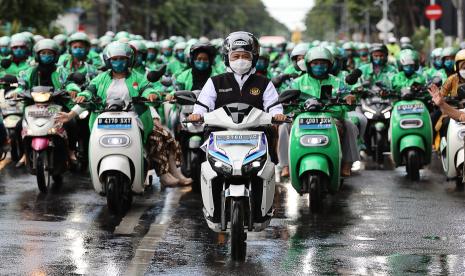 Sepeda motor berbasis listrik Gesits. Gesits merupakan salqhbsatu merek kendaraan yang mendapatkan subsidi.