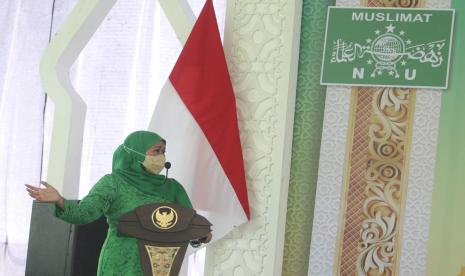 Gubernur Jawa Timur sekaligus Ketua Umum Muslimat Nahdlatul Ulama (NU) Khofifah Indar Parawansa memberikan sambutan saat pelantikan pengurus cabang Muslimat NU di Kediri, Jawa Timur, Sabtu (3/9/2022). Kunjungan Gubernur Jawa Timur di Kediri tersebut guna melakukan peletakan batu pertama pembangunan Klinik Medik Dasar Muslimat sekaligus pelantikan pengurus cabang Muslimat NU Kediri. 