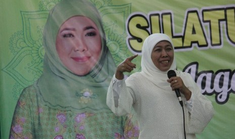 Gubernur Jawa Timur sekaligus Ketua Umum PP Muslimat NU Khofifah Indar Parawansa menyampaikan sambutan saat Halaqoh Kebangsaan Muslimat NU di Asrama Haji, Surabaya, Jawa Timur, Sabtu (16/3/2019).