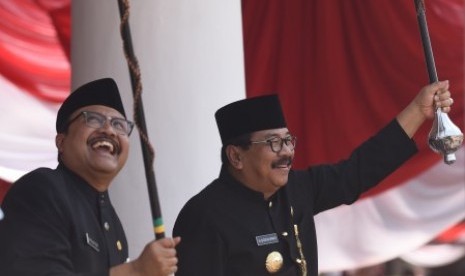 Gubernur Jawa Timur Soekarwo (kanan) dan Wakil Gubernur Jawa Timur Saifullah Yusuf (kiri).