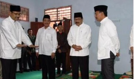 Gubernur Jawa Timur Soekarwo (kedua dari kanan).