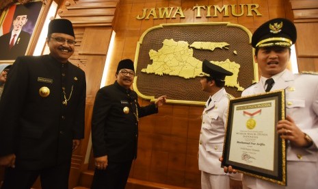 (dari kiri) Wagub Jawa Timur Saifullah Yusuf dan Gubernur Jawa Timur Soekarwo bersama Bupati/Wakil Bupati Trenggalek Emil Elestianto Dardak dan Mochamad Nur Arifin (kanan) usai pelantikan di Gedung Grahadi,Surabaya, Rabu (17/2).(Antara/Zabur Karuru)